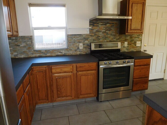 Building Photo - UNR friendly 3 Bedroom , 1 Bath close to campus