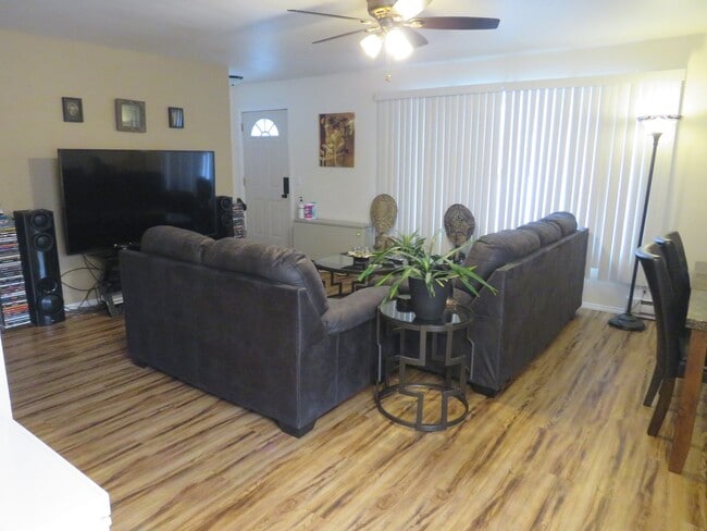 Building Photo - 1712 Chumas Dr