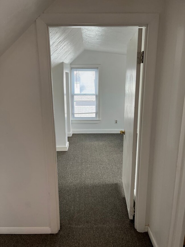 Foto del edificio - Sunny, Clean, Quiet 2 bedroom 1 bath 2nd f...