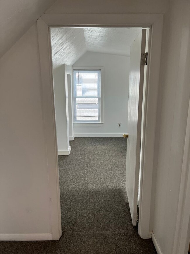 Building Photo - Sunny, Clean, Quiet 2 bedroom 1 bath 2nd floor apartment