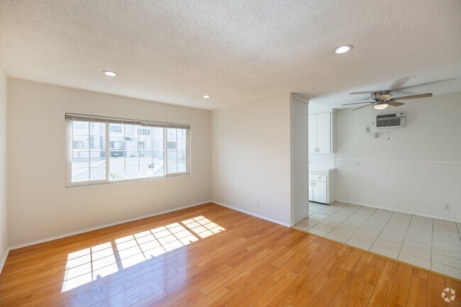 2BR, 1BA - 670SF - Living Room - 6134 Hazelhurst Pl