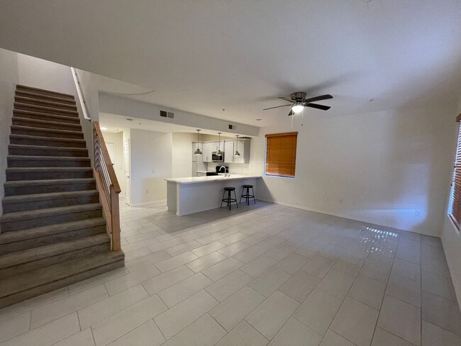 Foto del edificio - BEAUTIFULLY REMODELED TOWNHOUSE!