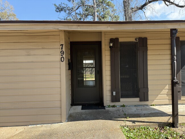 Foto del edificio - 790 Peyton Dr