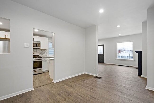 Foto del edificio - Gorgeous 4 bedroom home in Carrick available May 1!