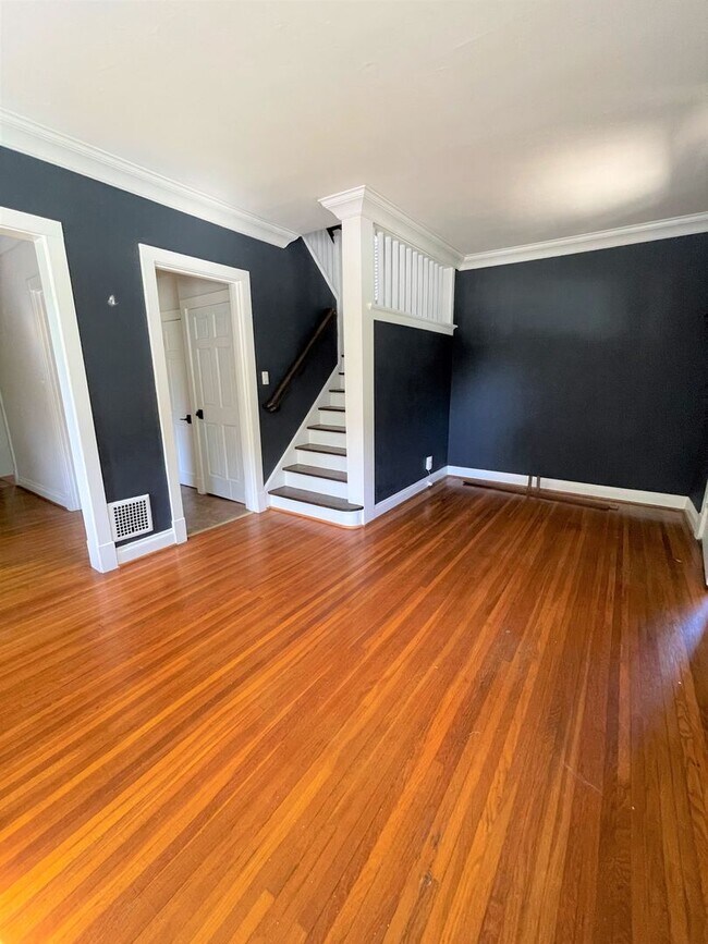 Foto del edificio - COMING SOON - Beautiful corner house in Webster Groves across the street from Avery Elementary!