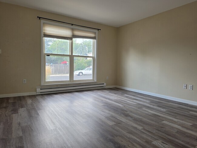 Foto del edificio - 11186 Forest Ave