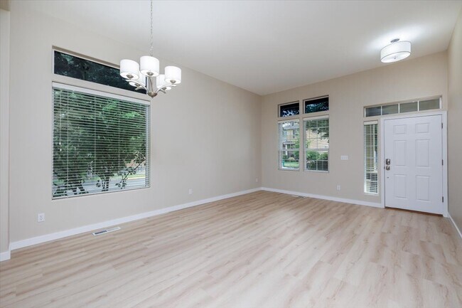 Sala de estar/comedor y puerta de entrada - 281 N Royal Oak St