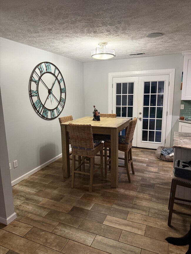 Área de comedor - 7217 Quail Woods Rd