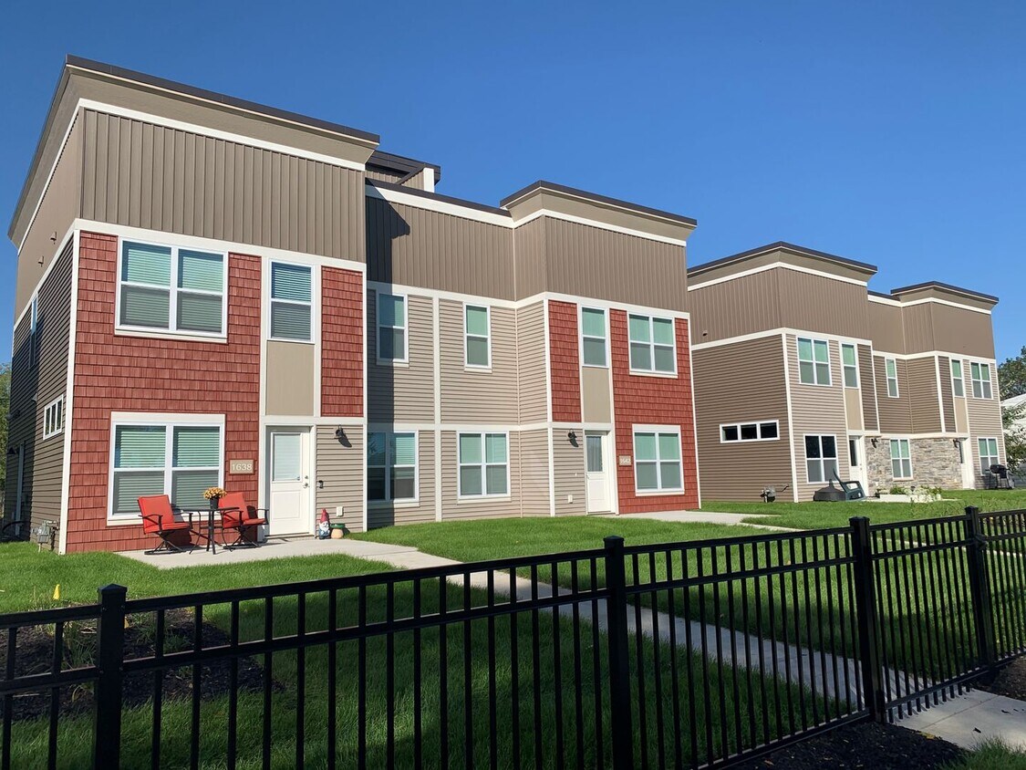 Foto principal - Ellis Flats Townhomes | Modern 3 Bedroom /...