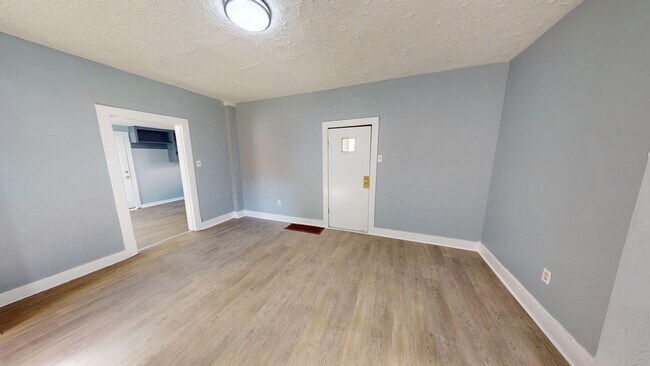 Building Photo - 3 Bedrooms, Newly updated!