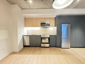 Building Photo - 2114 Rue Sainte-Catherine E