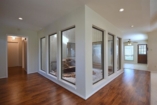 Building Photo - 2119 Willow Lake