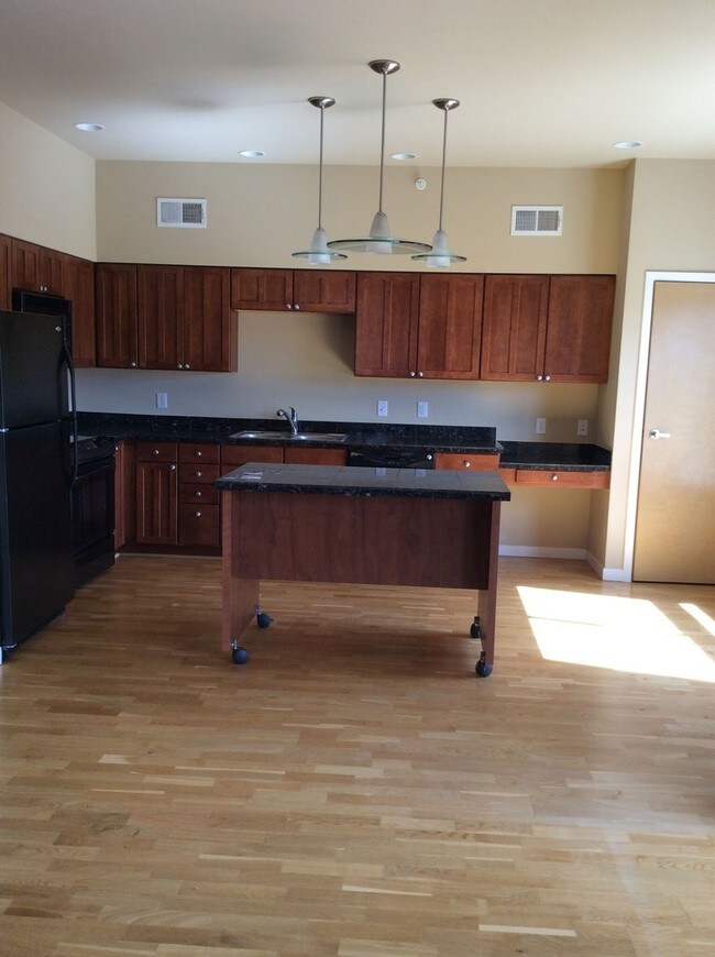 Building Photo - 1057 W Century Dr