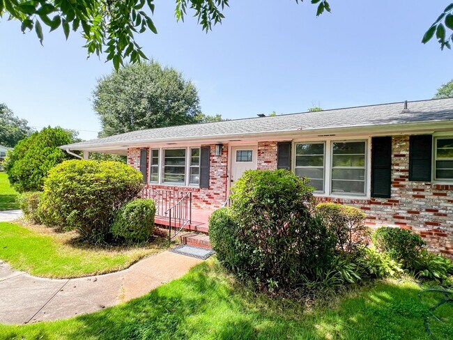 Building Photo - 114 Hiwassee Dr
