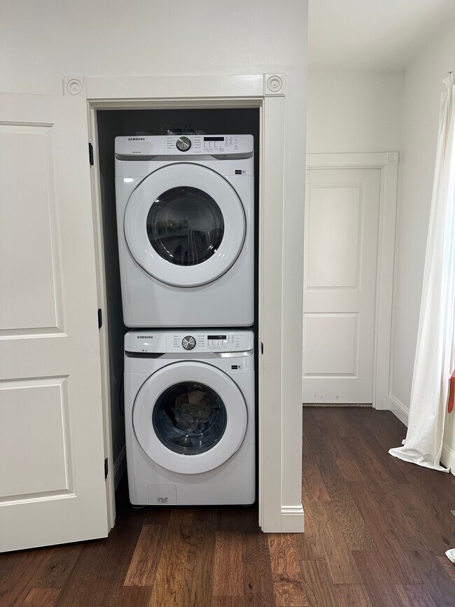 Washer / Dryer - 935 Columbia St