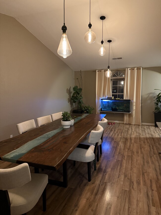 Foto del edificio - 1006 Acaciawood Ct