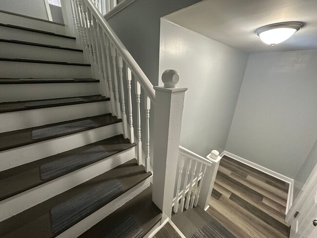 Building Photo - Huang Elm St Duplex