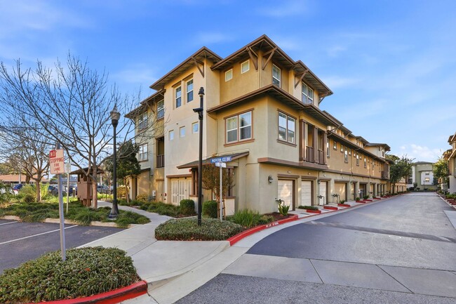 Building Photo - Modern Ice Townhome