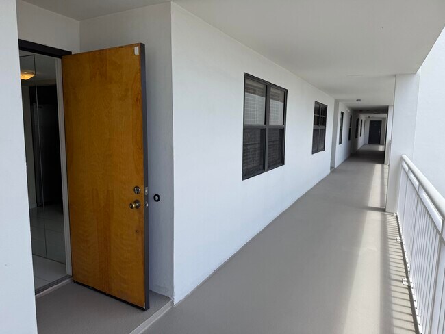 Foto del edificio - 3100 NE 48th St