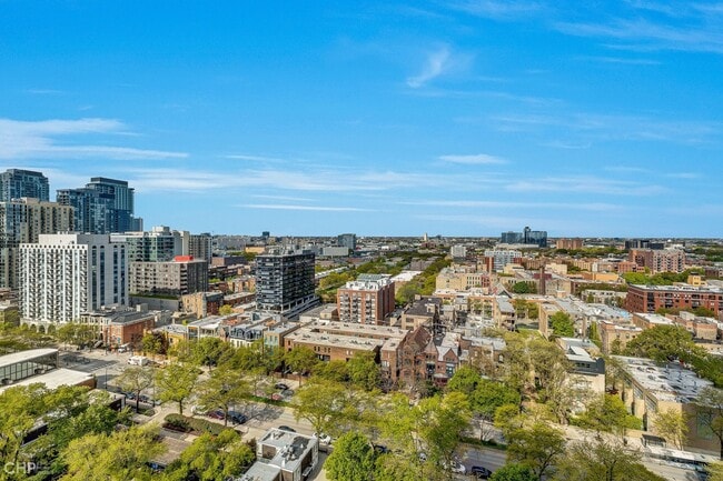 Foto del edificio - 1355 N Sandburg Terrace