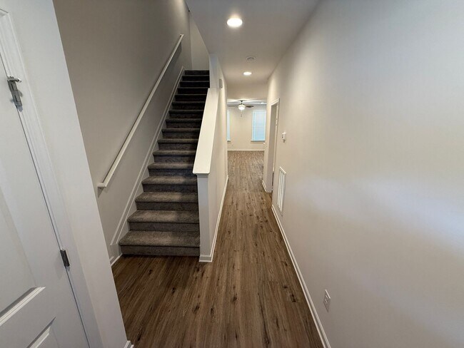 Building Photo - Brand New Townhome Minutes from uptown Cha...
