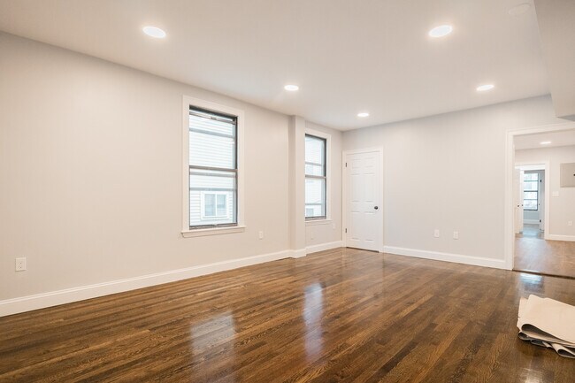 Building Photo - 344 Saratoga St
