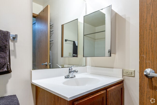 1BR, 1BA - 954SF - Woodstone Village Apartments