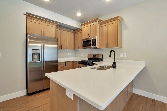 Foto del edificio - Stunning 3 Bed - 2.5 Bath Townhome in Amazing Layton Location! Available on NOW!