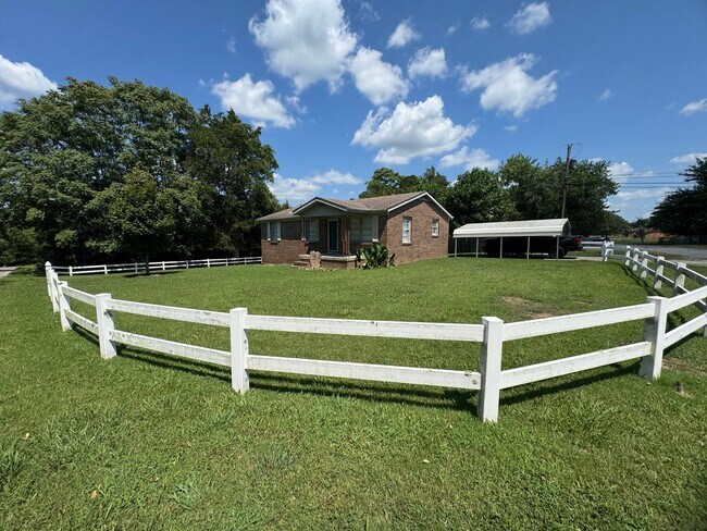 Building Photo - Cute country house off Carthage Hwy!