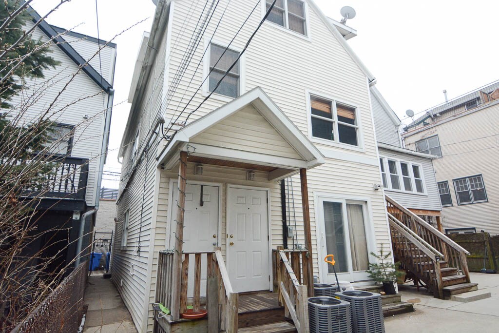 Primary Photo - 1651 W Irving Park Rd