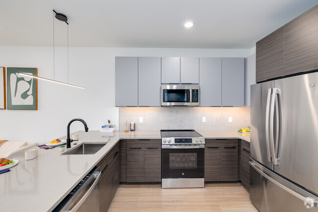 1BR, 1BA - 649SF - Kitchen - Glassworks