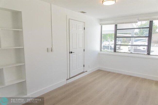 Building Photo - 211 NE 41st St