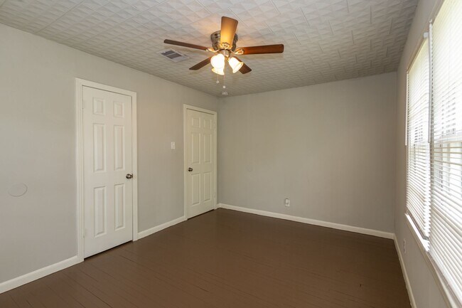 Foto del edificio - Move in ready 3 bedroom, 1 bath in 77703!