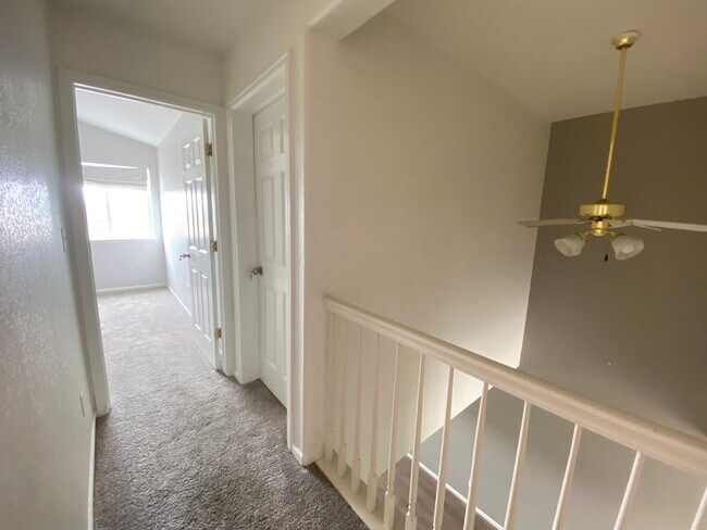 Foto del edificio - 721 Waterglen Dr