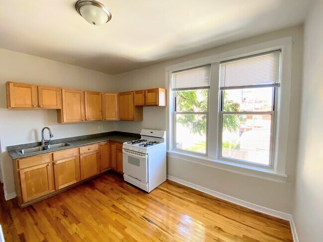 Foto del edificio - 2641 W Augusta Blvd