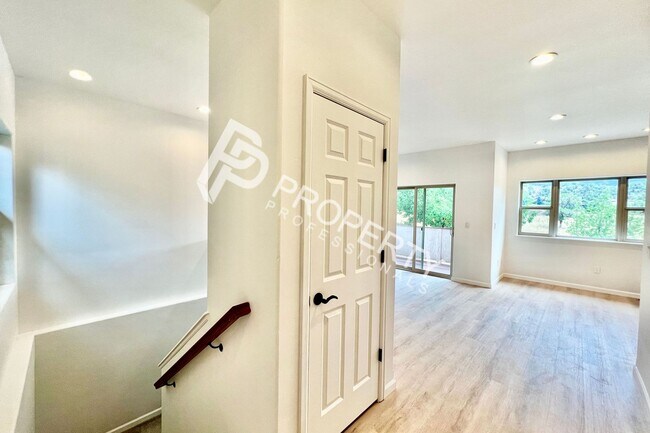 Foto del edificio - 94 Castle Ridge Dr