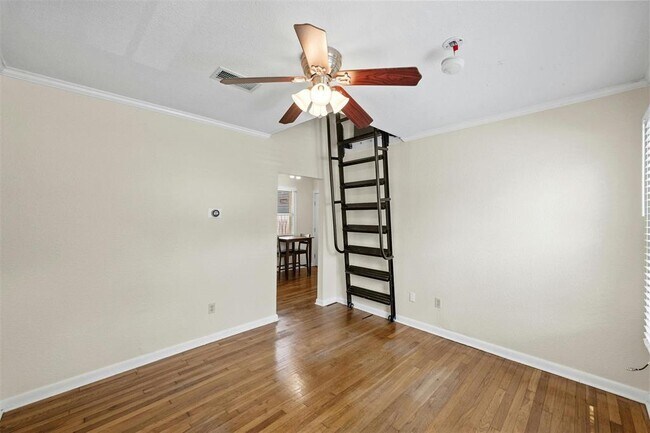 Building Photo - 1110 W 22nd St