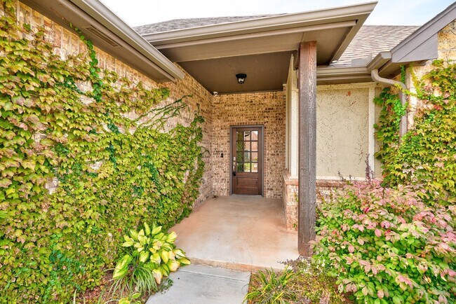 Building Photo - 3 Bedroom Home in The Grove