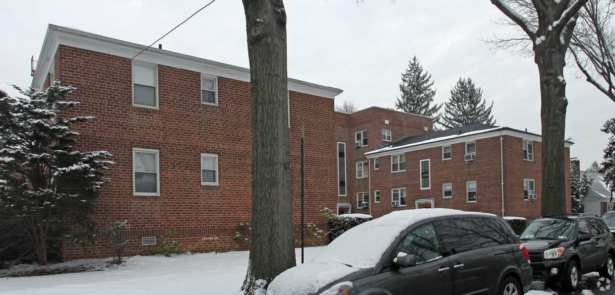Building Photo - 33 E Grand St