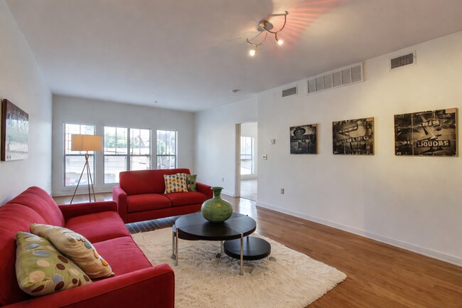Foto del edificio - Beautiful 3 Bedroom Condo in Midtown