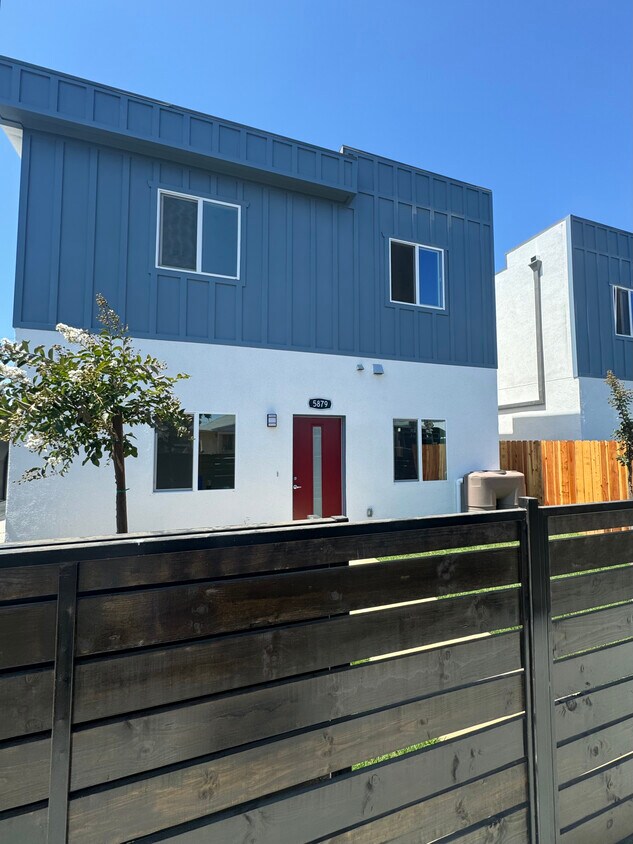 Primary Photo - 5875 Towne Ave