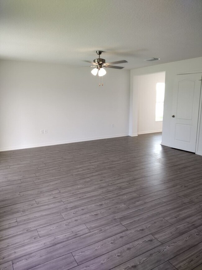 Foto del edificio - Beautiful 4 bedroom 2.5 Bathroom House For...