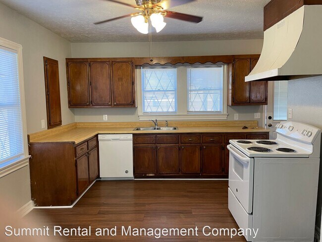 Building Photo - 2 br, 1.5 bath House - 3002 N Main