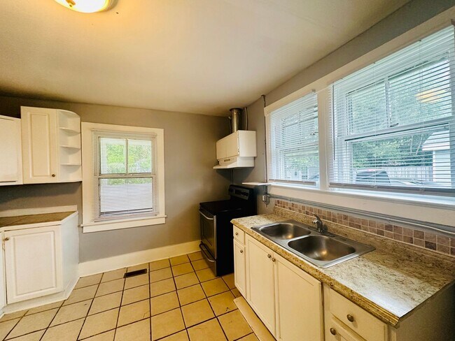 Foto del edificio - DOWNTOWN - 3 Bedroom/1 Bath - Located clos...