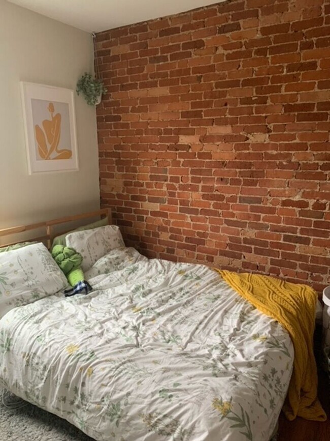 Foto del edificio - 3 bed 2 baths in Brookline.... Sept 1st move in!!