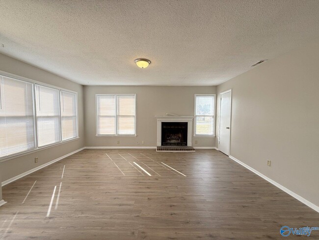 Building Photo - 2700 Lantern Walk SE