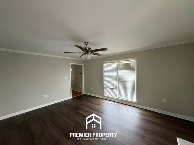 Foto del edificio - Stunning 3BR/2.5BA Trussville Estate | 1,990 Sq Ft, Stone Fireplace, Garage & Deck