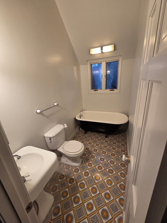 Building Photo - 548 River Bend Rd