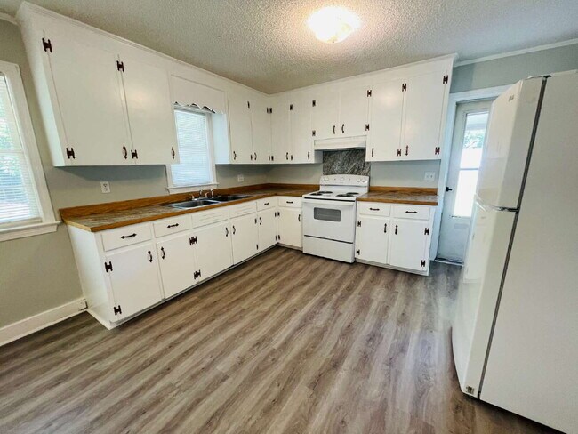 Foto del edificio - ADORABLE BRICK RANCH IN LAGRANGE *3 BR, 1 BA* NEWLY RENOVATED
