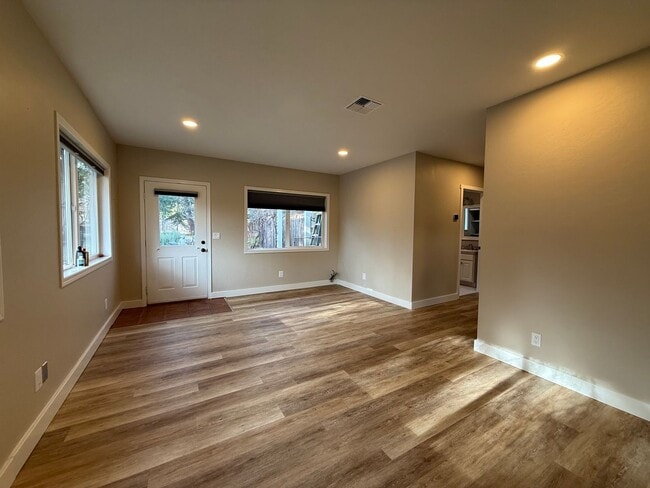 Building Photo - One bedroom/One Bath Apartment with outdoor space on quiet flag lot!  Available Now